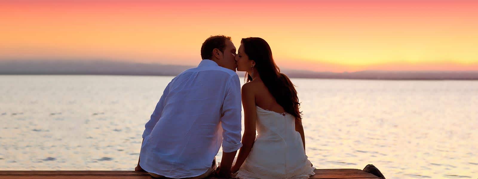 coupe kissing by lake sunset